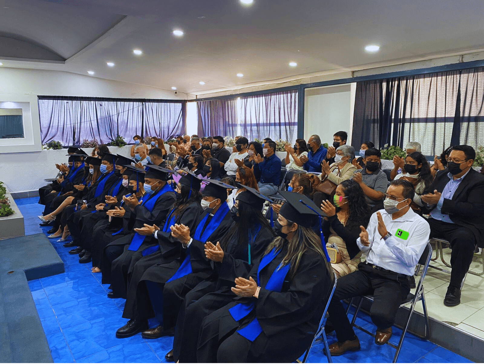 Estudiantes de licenciatura en ceremonia académica