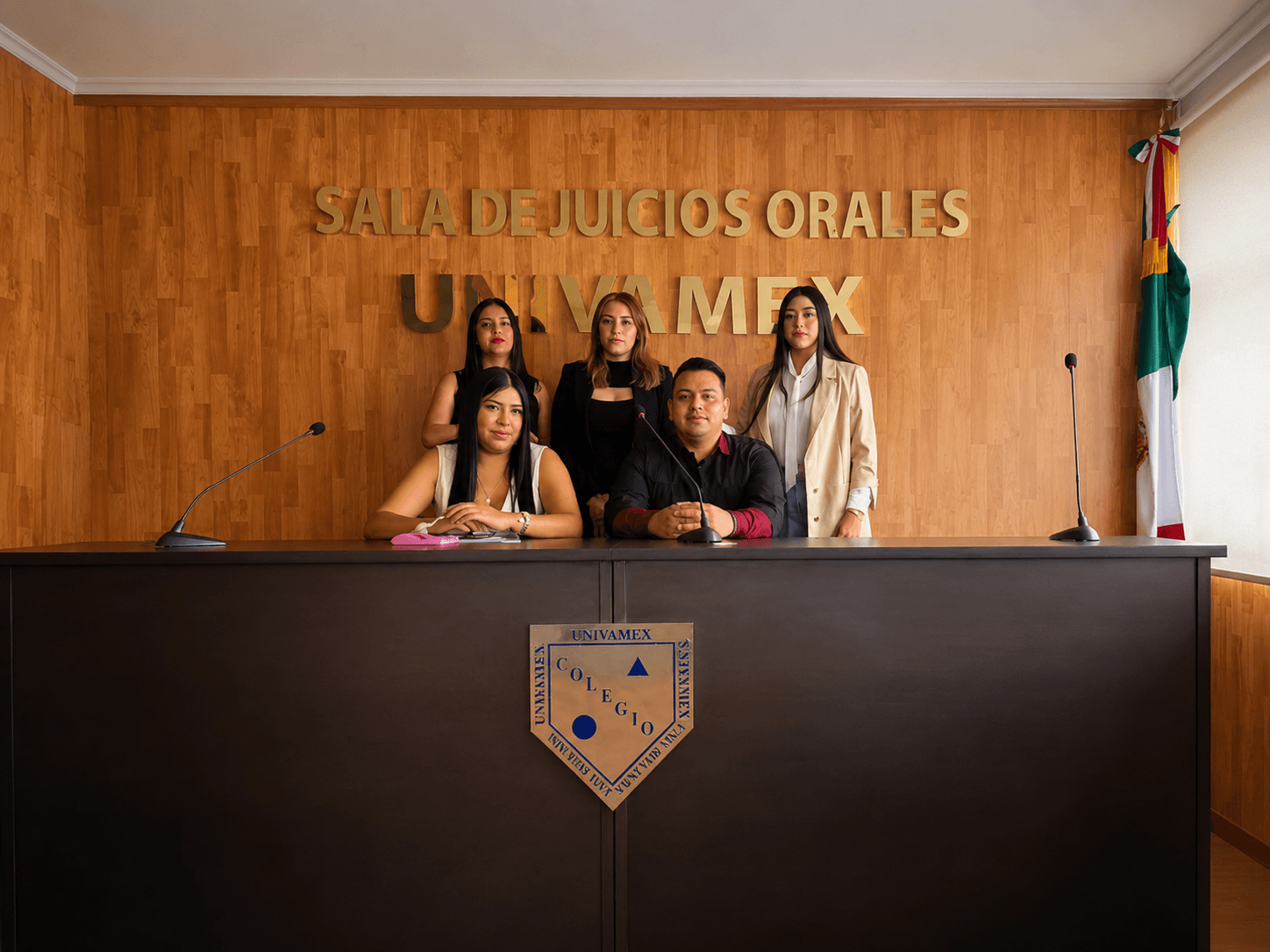 Estudiantes en sala de juicios orales