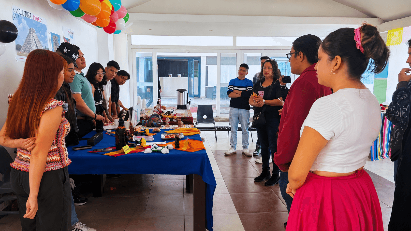Estudiantes presentando una actividad de comunicación
